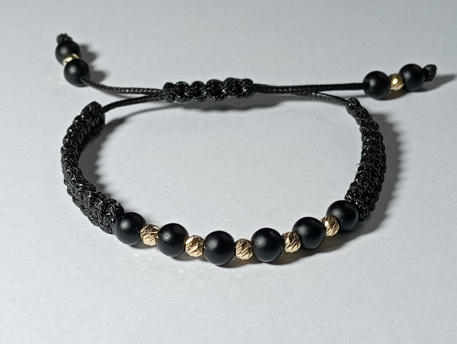 Brățară unisex reglabilă cu onix mat și bile din aur 14K 4mm