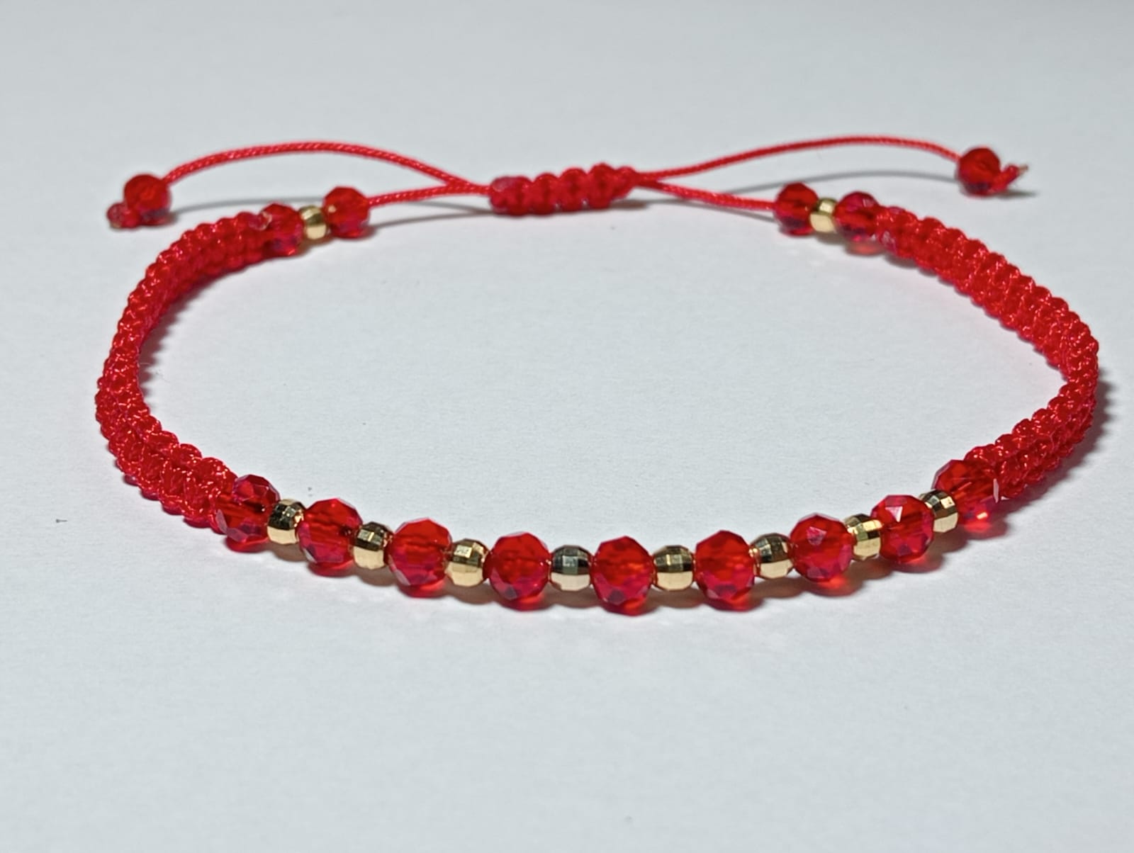 Brățară roșie cu cristale și bile din aur 14K 3mm