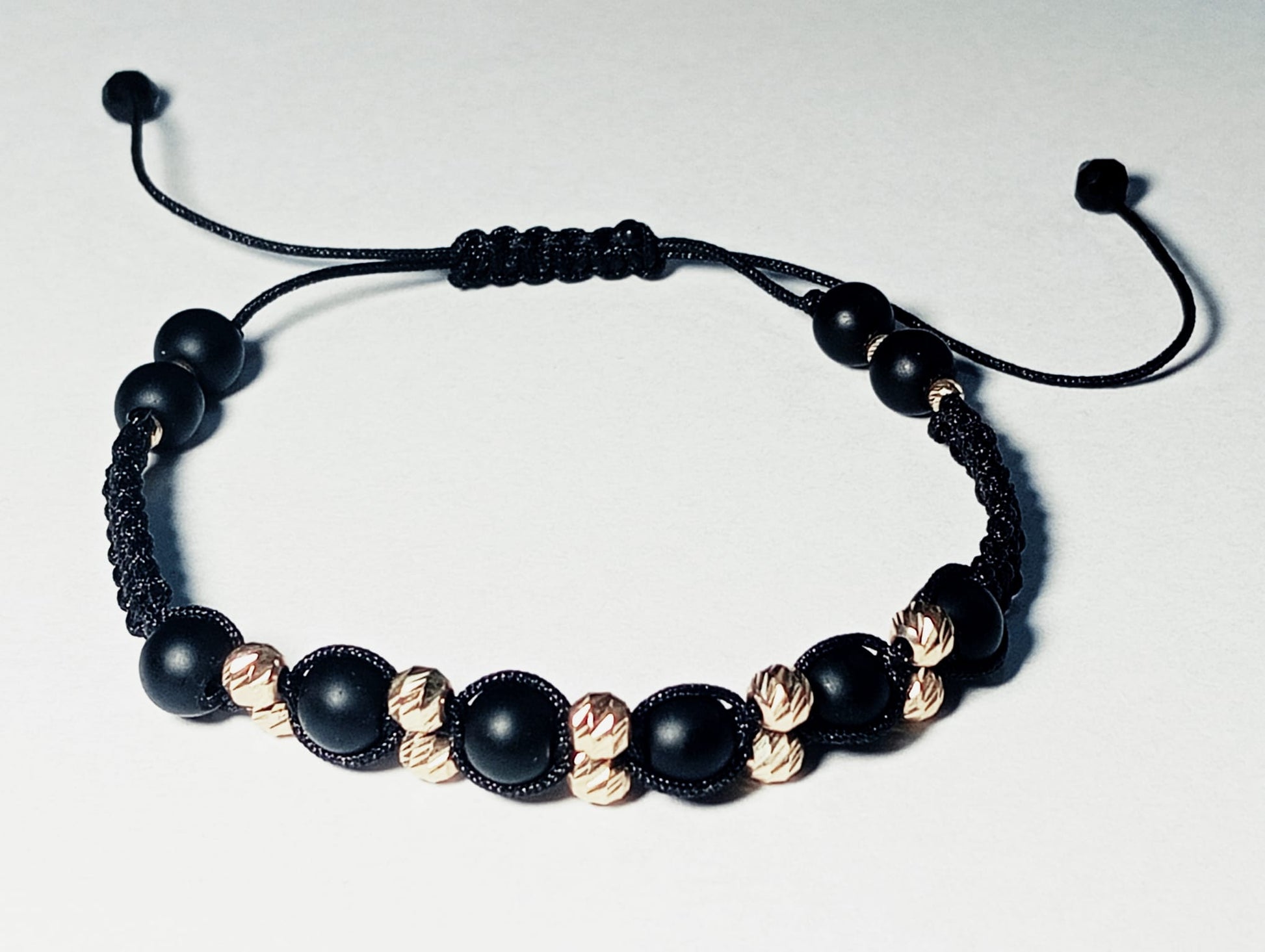 BRATARA UNISEX DIN SNUR NEGRU , BILUTE DIN AUR 14 K 4mm SI ONIX MAT