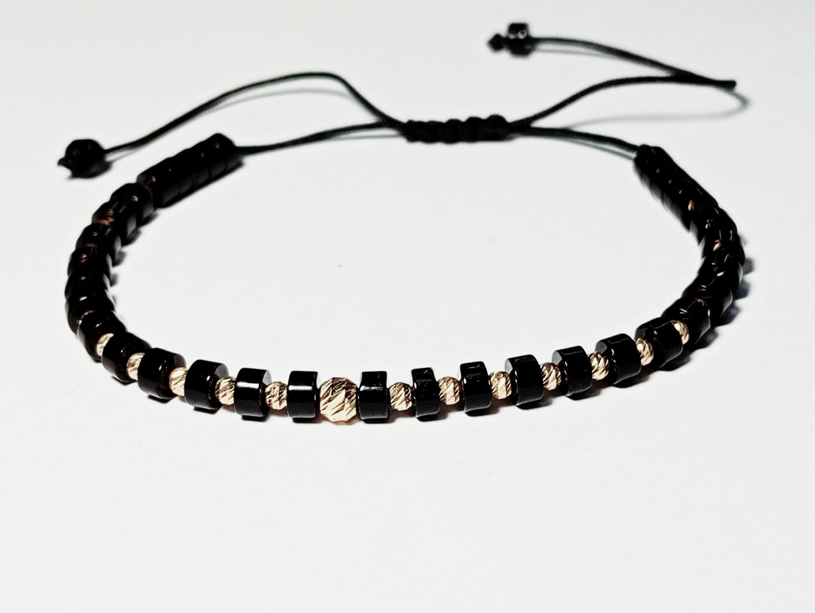 BRATARA DIN AUR 14 K SI HEMATIT NEGRU  – Eleganță în Fiecare Detaliu